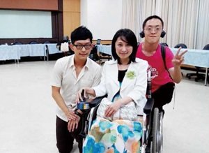 CRPD身心障礙者權利公約公聽會後,障礙權益自主倡議社團幹部盧勁軒(圖左)、蘇楠(圖右)與立委楊玉欣合影。