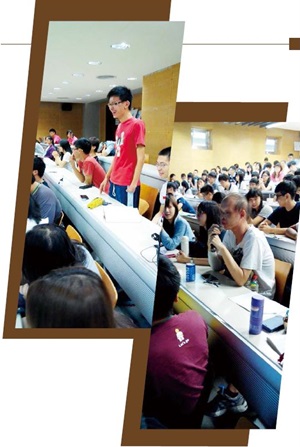 台大新生書院「有愛無礙」課程中,單臂截肢學生 (站立者)與無汗症學生(前排白衣男子)現身說法。