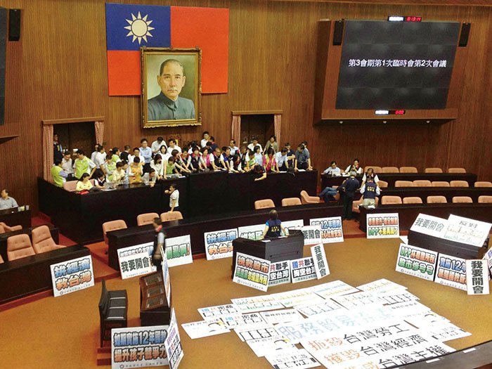 擁有國會多數席次的執政黨,真正代表了民意嗎?在野黨往往受制於人數劣勢,只好訴諸抗爭,成為國會怪象。(圖片來源:徐欣瑩臉書)