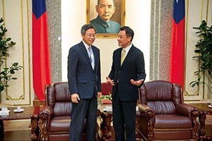 為了適應新國會,行政院長張善政(左)親赴立院與院長蘇嘉全溝通,希望在交接階段,兩院能攜手合作,別讓人民失望。(圖片來源:立法院網站)