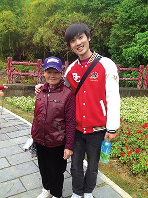 楊竣傑參加平鎮禪修會館舉辦的新春出遊活動,與同遊的信妹師姐愉快合影。