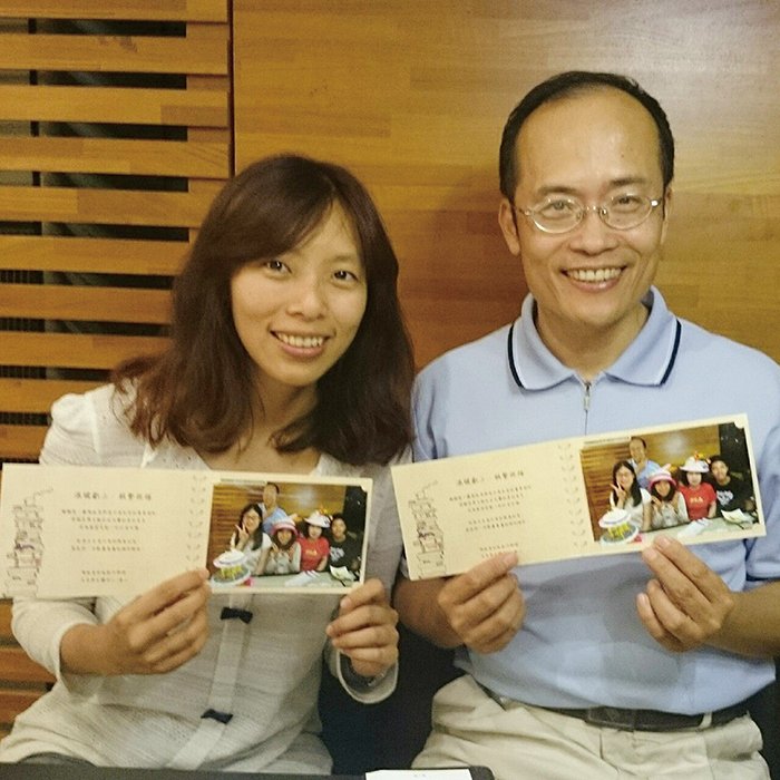 鄭宇婷最大的心願,就是和爸爸一起共修印心佛法,回到靈性的家。圖為她在餐廳為爸爸慶生。