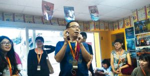 由燦爛時光東南亞書店創辦人、前四方報總編輯張正(左三)帶隊的小印尼導覽,讓人一窺台北車站附近,供印尼移工購物、交誼、祈禱的場所。